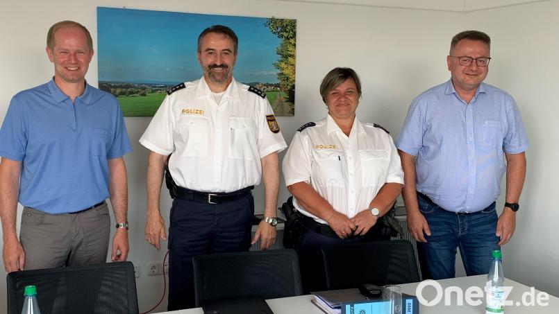 Erster Hauptkommissar Günther Vierl (Zweiter von links) und Hauptkommissarin Marion Zenger (Zweite von rechts) stellten Bürgermeister Konrad Kiener (links) und Geschäftsleiter Andreas Wittmann (rechts) den Sicherheitsbericht vor. Bild: Konrad Kiener/exb