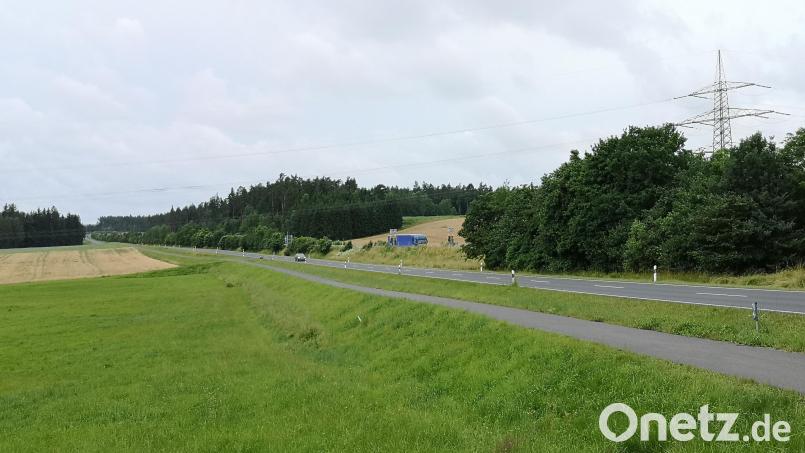 Von diesem Standort an der Staatsstraße zwischen Mitterteich und Wiesau aus sind die Bereiche zu sehen, in denen ein Investor eine Freiflächen-Solaranlage bauen will: in der Bildmitte zwischen den Bäumen westlich der Autobahn A93 und links im Bild östlich der Autobahn, direkt an der Staatsstraße. Wegen des Rückbaus des Ostbayernrings (rechts im Bild ein Strommast) liegt das Projekt aber auf Eis. Archivbild: lnz