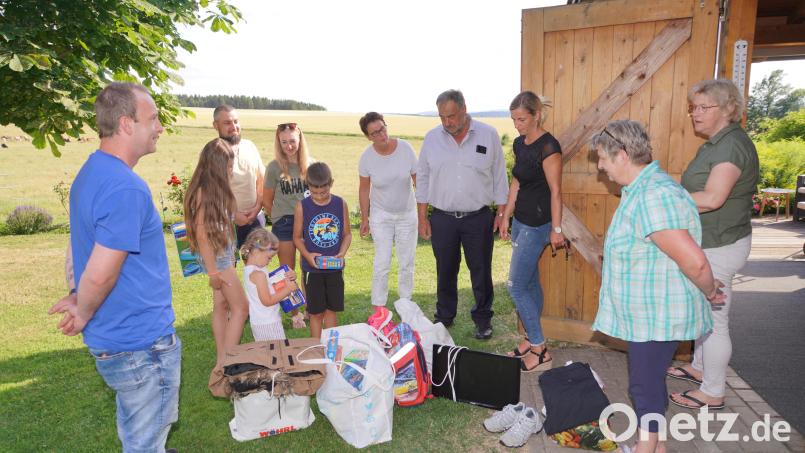 Die Waldthurnerin Nicole Wolf (Dritte von rechts) übergibt die Spenden ihrer Mitarbeiter an die ukrainische Familie. Bild: fvo