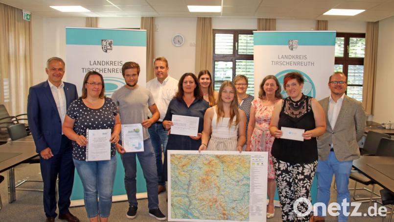 Freude bei den Preisträgern und der Aktion Lichtblicke: von links Landrat Roland Grillmeier, Frau Weiß, Felix Trisl, Jürgen Kreuzer (Fahr-mit Tirschenreuth), Claudia Grillmeier und Isabel Sommerer (Aktion Lichtblicke), Sophie Härtl, Pia Stevens und Angelika Schraml (Landratsamt und VHS), Sarah Richtmann und Harald Bruischütz („Aribo“-Hotel Erbendorf). Bild: Landratsamt Tirschenreuth/exb
