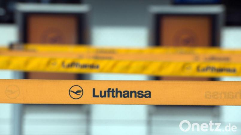 Der Schriftzug Lufthansa ist vor leeren Lufthansa-Ticketschaltern auf dem Flughafen zu lesen. Bild: picture alliance/dpa/Symbolbild