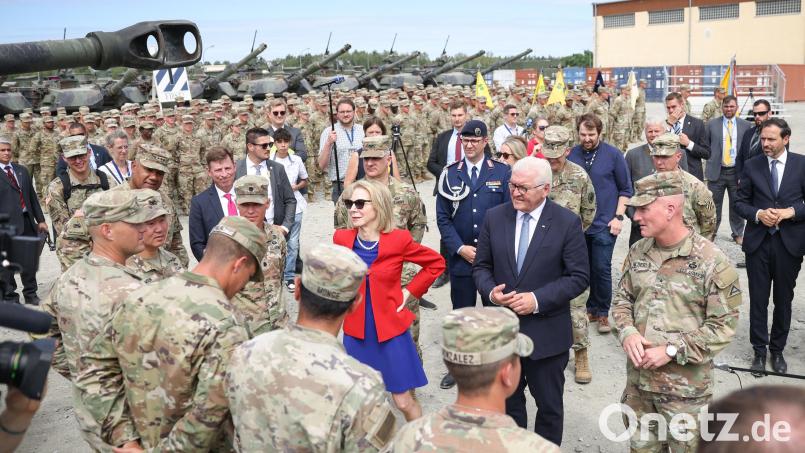 Frank-Walter Steinmeier (M) besucht mit US-Botschafterin Amy Gutmann (l) die US-Streitkräfte in Grafenwöhr. Bild: Daniel Karmann
