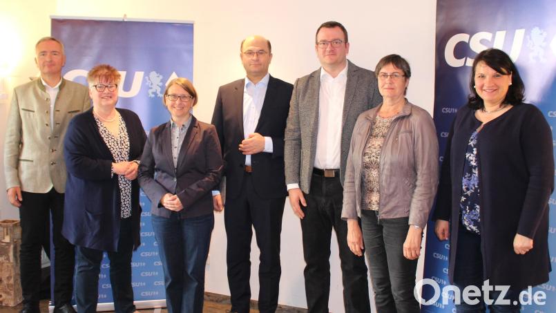 Patrick Fröhlich (Dritter von rechts) heißt der alte und neue Vorsitzende des CSU-Bundeswahlkreises. Landtagsabgeordneter Harald Schwartz (von links), Kassenprüferin Heidi Frank, Bundestagsabgeordnete Susanne Hierl, Finanzminister Albert Füracker, Bezirksrätin Heidi Rackl und FU-Bezirksvorsitzende Barbara Gerl gratulierten. Bild: paf