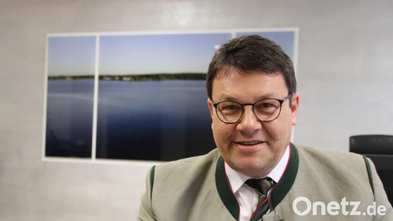 Bürgermeister Thomas Falter, hier in seinem Büro im Wackersdorfer Rathaus, tritt zur Bürgermeisterwahl 2023 in Wackersdorf an. Bild: td