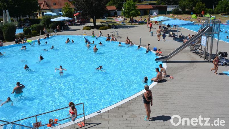 Der Gashahn ist schon seit drei Wochen abgedreht: Das Wasser in den Becken des Egrensisbads in Waldsassen (Bild) wird aktuell nur mit Solarenergie erwärmt. Archivbild: jr