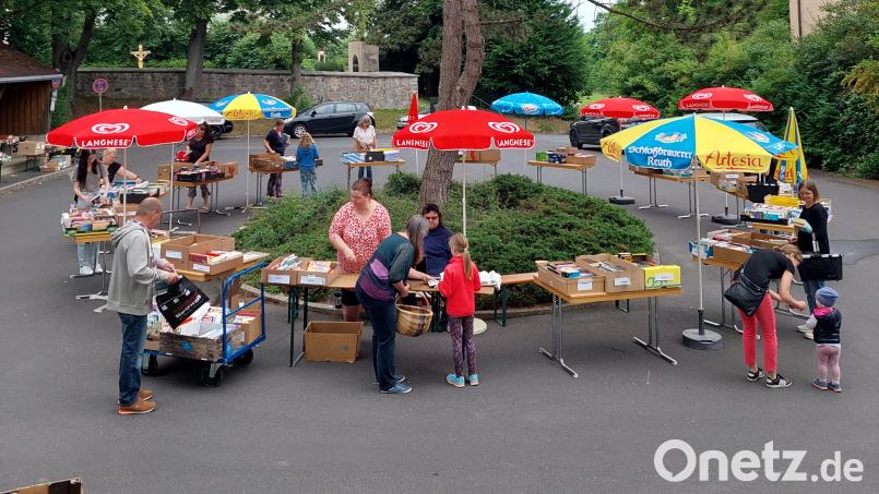 Rund 300 Besucher kamen zum Bücherflohmarkt der St.-Peter-Buchhandlung in Tirschenreuth. Bild: Kathrin Meißner/exb