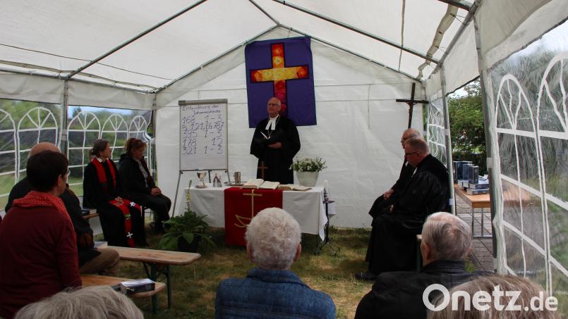 Alles hat seine Zeit, sagte Regionalbischof Klaus Stiegler bei der Entwidmung der Johannes-Kirche. Gottesdienst gefeiert wurde im Zelt neben der Kirche zusammen mit Pfarrerin Anne Utz, Dekan Guba und Pfarrer Thomas Berthold. Bild: lep