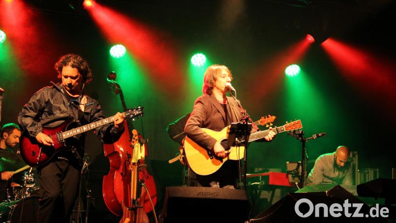 Trotz kühler Abendtemperaturen erwärmte der italienische Liedermacher und Poet Pippo Pollina mit seiner Band die Herzen der Zuhörer und begeisterte mit einem wunderschönen Konzert. Bild: prh