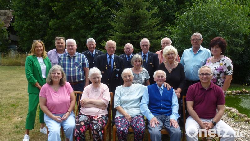 Humor und Glaube sind die Stärken des 90-jährigen Josef Krämer (sitzend, Zweiter von rechts). Zu sehen sind auch seine Familie, Vereinsvertreter und Freunde. Bild: bk