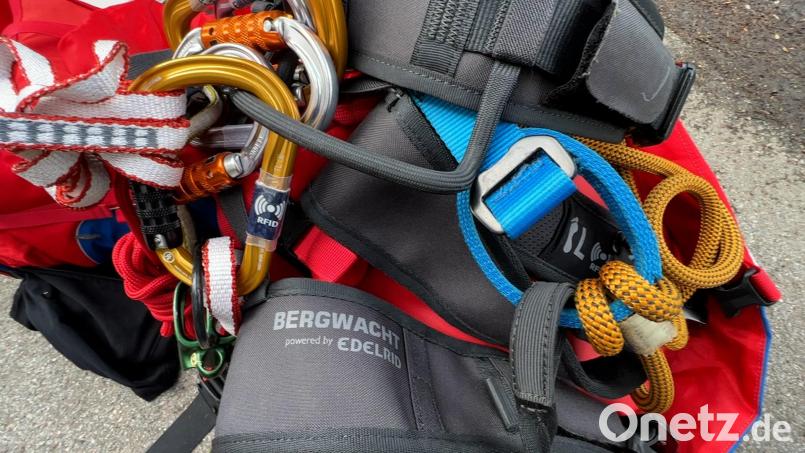 Die Bergwacht kümmerte sich zusammen mit der Feuerwehr um die Rettung eines Verletzten auf einer Baustelle in Weiden. Symbolbild: eik