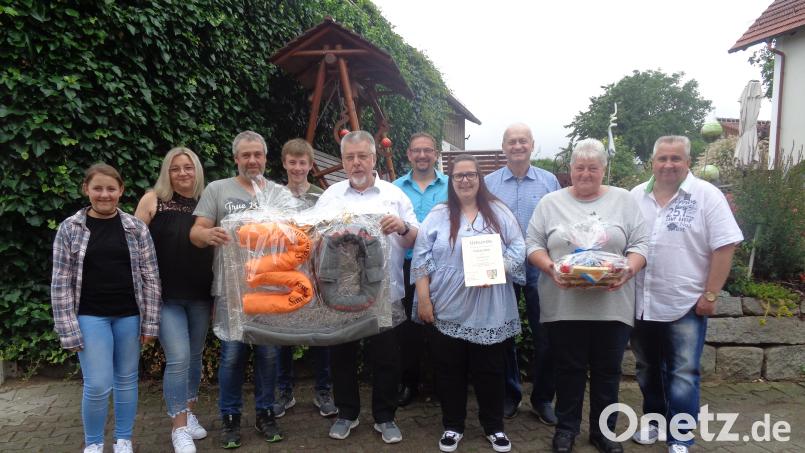 Familie Wölk (vorne von rechts) fühlt sich wohl bei Familie Schafbauer (links). Bürgermeister Walter Schauer und Markus Greiner vom Tourismusverein dankten für die Treue zu Kulz. Bild: amö