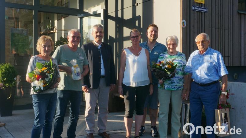 Die Familien Meissner aus Grafenhainichen (links) und Liebl aus Kaufbeuren kommen seit vielen Jahren nach Kaimling in den Gasthof "Am Sonnenhang" zur Familie Kahriger (Mitte). Bürgermeister Andreas Wutzlhofer (Dritter von links) beglückwünscht die Gäste zu dieser Entscheidung. Bild: dob