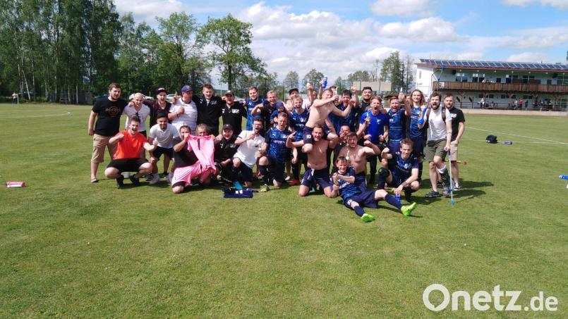 Die Spielgemeinschaft TSV Neunkirchen/VfB Rothenstadt II bejubelt im Mai 2022 den lang ersehnten Aufstieg in die A-Klasse. Bild: TSV Neunkirchen/exb