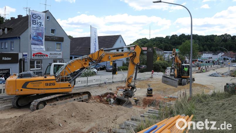 Derzeit laufen die Arbeiten am Abschnitt zwischen Baywa und Autowaschanlage in der Sulzbacher Straße auf Hochtouren. Bild: Wolfgang Steinbacher