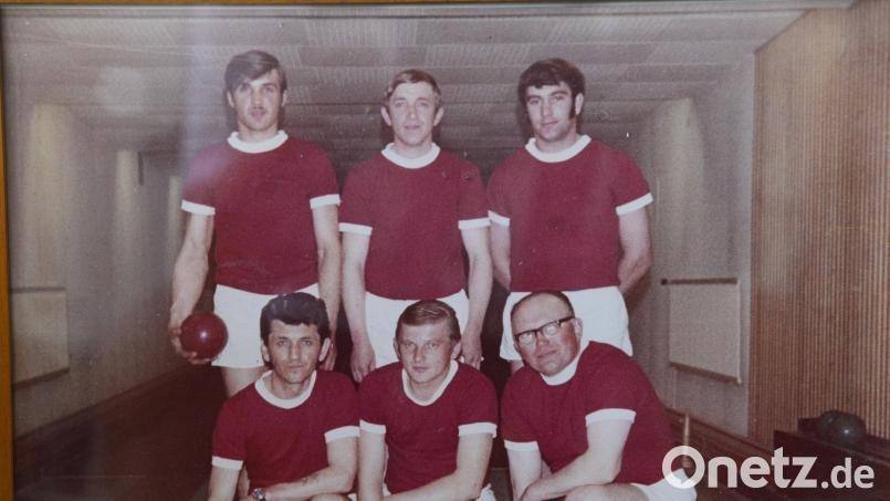 Im Gründungsjahr 1972 ging die erste Herrenmannschaft des Kegelclubs Rot-Weiß Pleystein in der Kreisliga an den Start. Sie bestand aus Xaver Gebert, Hermann Piehler, Hubert Stahl (stehend, von links) sowie Richard Nasser, Erwin Voit und Franz Rosner (sitzend, von links). Bild: bey