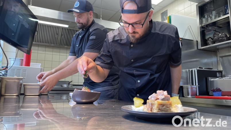 Küchenchef Thomas Angerer (rechts) und Koch Peter Münch bei der Arbeit in der Küche der Gaststätte &quot;Duslbauer&quot;. Bild: jus