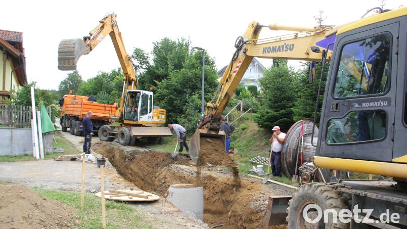 Bis zum Dorfrand wird der Kanal zur Aufnahme des Niederschlagswassers in der Dietersdorfer Straße gebaut. Das Ortsschild ist bereits in Sichtweite. Bild: Josef Böhm