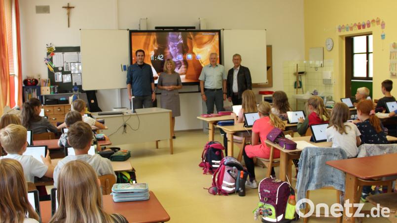 Die Lehrerschaft in Kirchenthumbach kann mit der neuen technischen Ausstattung ihre Schüler neben Lesen Schreiben und Rechnen auch in Medienkompetenz optimal fördern, von links Fachberater für Informatik Benedikt Heinl, Rektorin Andrea Wolfram, Bürgermeister Jürgen Kürzinger und Hans-Jürgen Zeußel (Zeußel Media, Pegnitz). Bild: lep