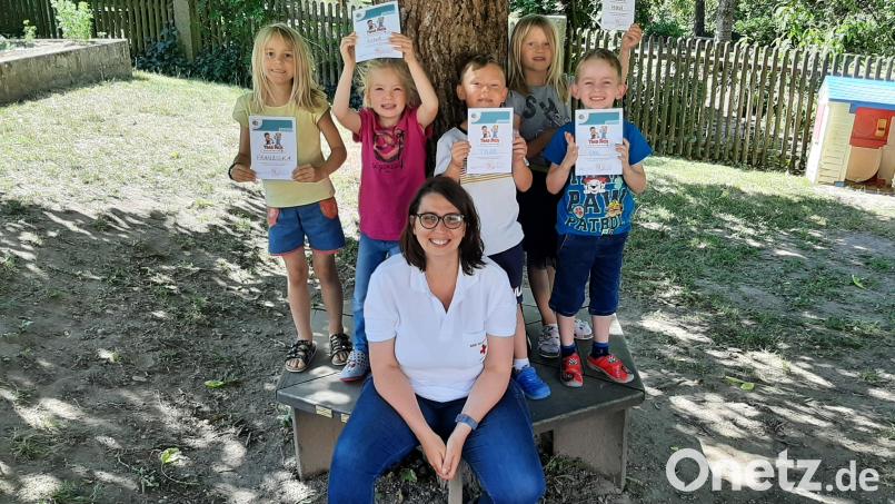 Die Vorschulkinder des Kindergartens St. Anna wissen jetzt, worauf es bei der Ersten Hilfe ankommt. Bild: Kerstin Dilling/exb