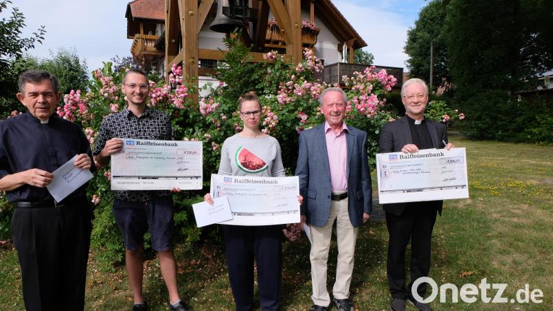 Freude und Dankbarkeit standen bei der Spendenübergabe von Erich Schieder am Glockenturm in Ellenbach im Mittelpunkt. Von links: Pfarrer Max Früchtl, Sebastian Reil, Kristina Schaller, Erich Schieder und Pfarrer Wilfried Römischer. Bild: le