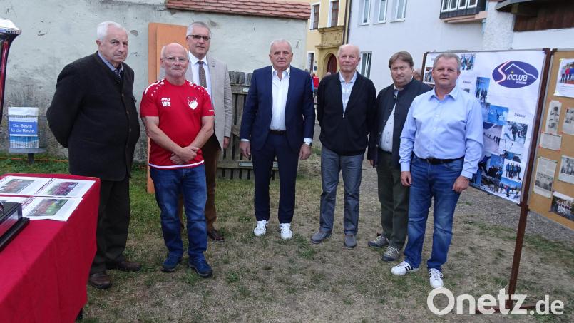 Zahlreiche Ehrengäste gratulierten zum Vereinsjubiläum. Das Bild zeigt (von links) Schirmherr Albert Maier, zweiten Vorsitzenden Bernhard Weiß, Bürgermeister Richard Tischler, Lothar Derr vom FC Grünsfeld, Josef Lippert, Hermann Müller und SpVgg-Vorsitzenden Wolfgang Strehl. Bild: hm