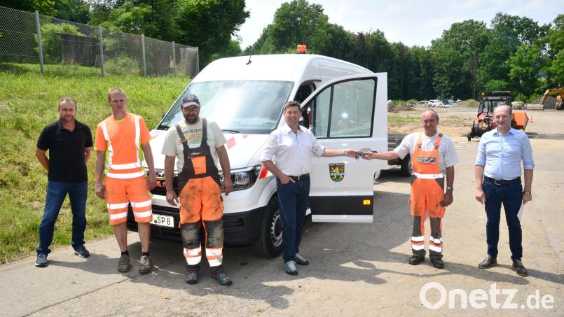 Im Jahr 2021 gab es für den Bauhof ein neues Fahrzeug. Bis der bestellte E-Kombi für Bauamtsleiter Uli Rupprecht (links) geliefert wird, wird es wohl noch einige Zeit dauern. Archivbild: bey