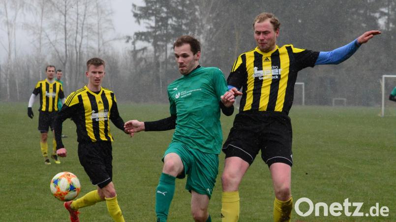 Wie haben die Sportfreunde aus Weidenthal (gelb-schwarze Trikots) den kurzfristigen Abgang ihres Trainers Oliver Eckl zur SpVgg SV Weiden verkraftet? Und wie reagiert der TSV Stulln auf das enttäuschende Ende der vergangenen Saison, als der Bezirksliga-Aufstieg noch verspielt wurde? Diese zwei Fragen werden ab Samstag beantwortet, wenn die neue Spielzeit der Kreisliga West startet. Archivbild: mhs