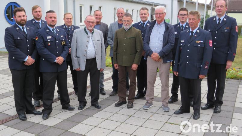 Die Geehrten des Feuerwehrvereins mit den Gratulanten. Bild: adj