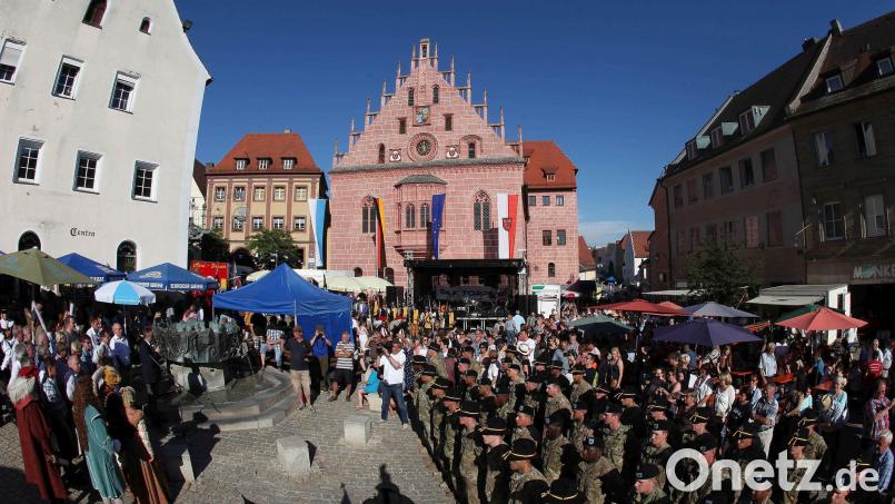 Bei der Eröffnung des Altstadtfestes ist, wie hier am Geschichtsbrunnen vor dem Rathaus 2016, meist auch eine Abordnung der 2. Schwadron des 4. US-Kavallerieregiments aus Vilseck – die Partnereinheit der Stadt – dabei. Archivbild: Bernd Müller