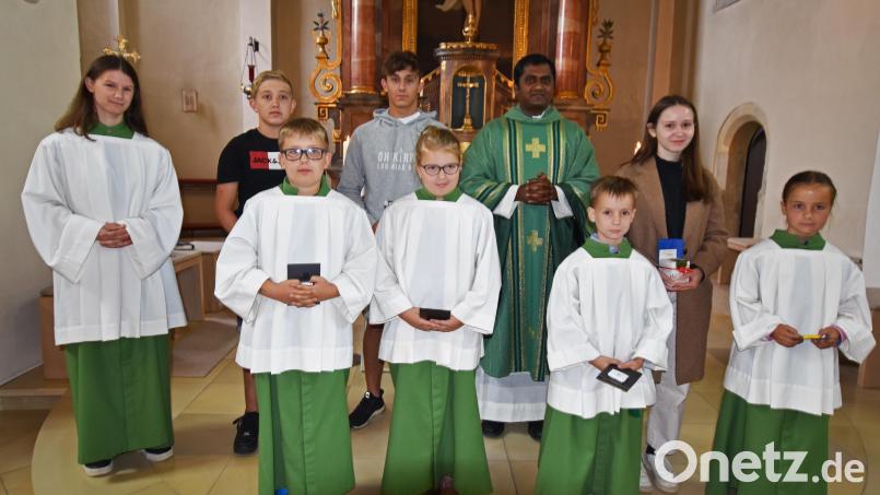 Hinten (von links): Oberministrantin Klara Riederer, Michael Stollner, Moritz Habermehl, Pfarrvikar Thomas Sanikommula und Merle Neudecker sowie vorne (von links)Leonhard Pesold, Josephine Pesold. Hannes Glaser und Greta Glaser. Bild: no