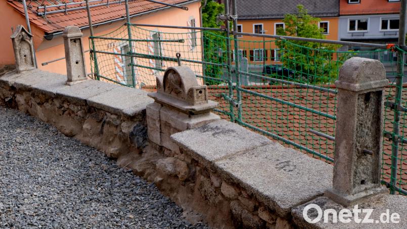 Ihren angestammten Platz haben die vier Fragmente früherer Grabdenkmäler des alten Simultanfriedhofes. Nach Anbringung des Metallgeländers und Sanierung des Bodenbereiches kann der Zugang rund um die evangelische Pfarrkirche St. Johannes Baptista wieder freigegeben werden. Bild: le