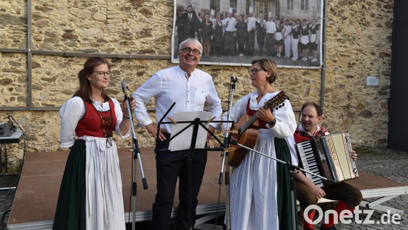 Monika Bayer, Maria Spitzhirn und Martin Ebenhöch machten mit Zweiten Bürgermeister Andreas Hopfner ihre Späßchen auf der Bühne. Bild: Stadt Schönsee/exb