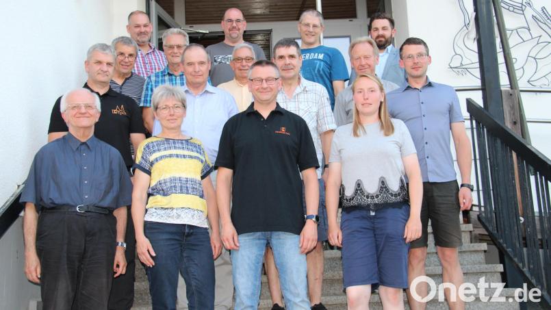 Manuel Färber (vorne, Zweiter von rechts) steht auch die nächsten drei Jahre als Vorsitzender an der Spitze der Kolpingsfamilie Neustadt. Ihm zur Seite steht ein bewährtes Team, das nur leicht verändert wurde. Bild: prh