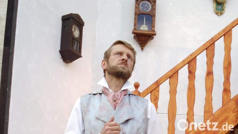 Phileas Fogg (Christian Gnan) startet heute um 20 Uhr auf der Freilichtbühne im Hirschauer Schlosshof zu seiner Abenteuerreise „In 80 Tagen um die Welt“. Bild: u