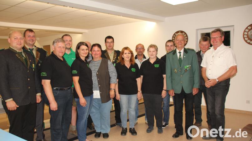 Bei der Neuwahl der Vorstandschaft gab es einige Veränderungen. Zum neuen Schützenmeister ist Michael Alwang (links) gewählt worden, der vom bisherigen Schützenmeister Michael Fuchs (Zweiter von links) vertreten wird. Zur Neuwahl gratulierten (vorne von rechts) Bürgermeister Martin Prey und Gauschützenmeister Manfred Muck. Bild: Fröhlich/exb