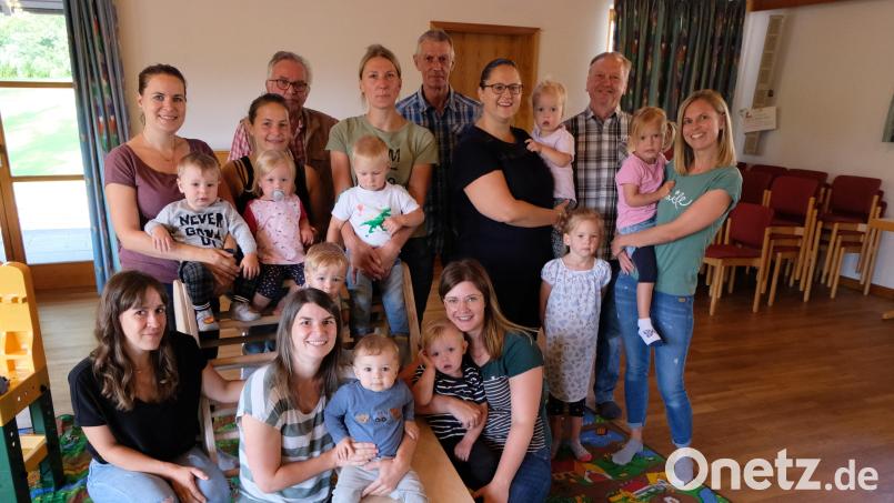 Die Eltern-Kind-Gruppen in Floß freuen sich über die Spende des Männervereins. Bild: le