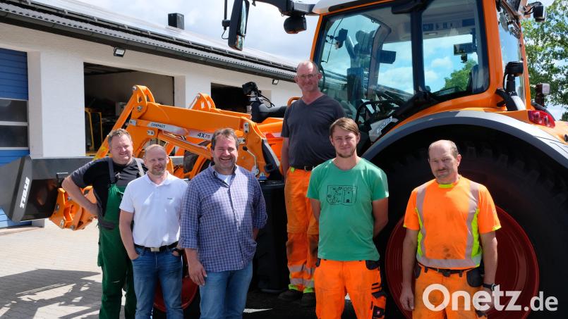Nach der ersten Probefahrt freuen sich die Vertreter der Lieferfirma und die künftigen Nutzer über den vielseitig einsetzbaren neuen Kommunaltraktor der Marke Fendt. Bild: do