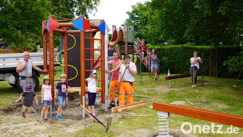 Kleine und große Zuschauer haben die Mitarbeiter des Waldthurner Bauhofes, als sie auf dem Spielplatz in Ottenrieth die neuen Spielgeräte aufbauen. Bild: fvo