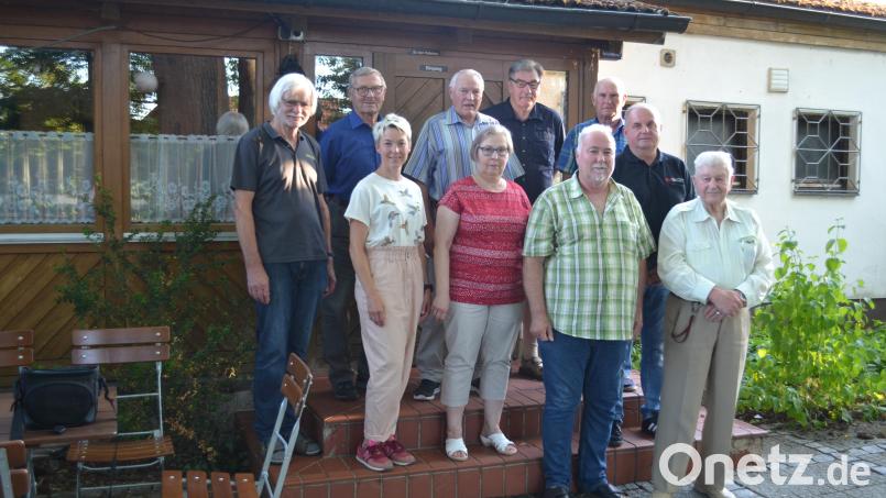Der neue Vorstand der SPD mit seinen Vertretern im Gemeinderat Anja Scharnagl (zweite Reihe, links) und Martin List (rechts). Vorsitzender Karl Kick (vorne, links) wird im Amt bestätigt. Bild: kki