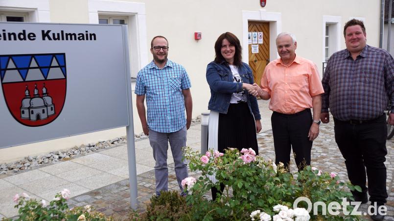 Der Gemeinderat bestellte Sonja König zur neuen Standesbeamtin. Bürgermeister Kopp, selbst eingeschränkt befugter Standesbeamter für Trauungen, gratulierte ihr zusammen mit Standesamtsleiter Christoph Östreicher (links) und Georg Redl (rechts). Bild: bkr