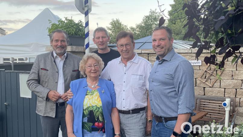 Der CSU-Ortsverband ehrte langjährige Mitglieder. Das Bild zeigt (von links) Frank Zeitler, Inge Kraus, Christian Ehbauer, Manfred Kopp und Tobias Knechtel. Bild: Ines Renner/exb