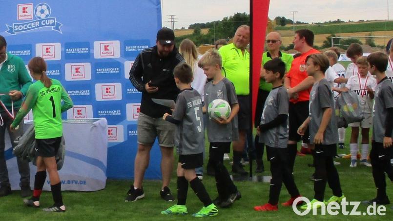 Siegerehrung mit (von links) Patricia Heining (Kaufland Sulzbach-Rosenberg), Kreisjugendleiter Klaus Meier (Turnierleiter) und Stefan Weiß (1.FC Schlicht). Bild: bra