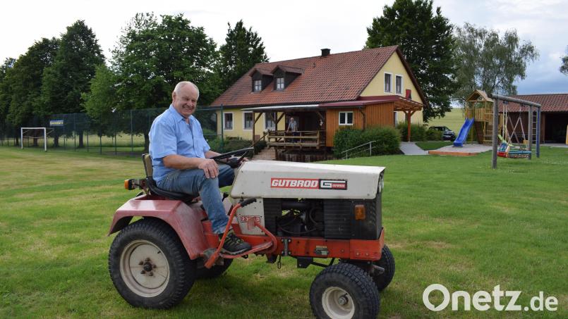 Ludwig Fütterer kennt das Sportgelände des SV Wurz in- und auswendig. Das Gründungsmitglied hat das Gebäude 1984 mit eigenen Händen gebaut. Auch heute ist er fast täglich auf dem Platz. Am liebsten sitzt er auf dem kleinen Bulldog und mäht Rasen. Bild: szl