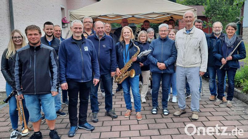 Musikalische Grüße gab es von der Stadt- und Jugendblaskapelle „Grenzlandbuam“ Bärnau für Norbert Danhof zum 75. Geburtstag. Bild: Dietmar Völkl/exb