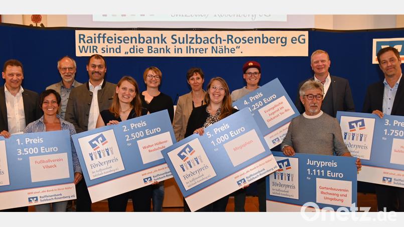 Die Gewinner der Raiffeisenbank-Förderpreise sowie die Jury-Mitglieder (von links): Vorstand Erich Übler, Stefanie Specht (FC Vilseck), Klaus Emmerich, Martin Zimmermann und Katrin Bayerl-Heß (Realschule), Notarin Katja Rödiger, Verlegerin Viola Vogelsang-Reichl, Verena Schneider (Megaphon), Marleen Aures (evangelische Jugend) Lorenz Geitner (Gartenbauverein Illschwang), Vorstand Martin Sachsenhauser und Christian Rohrbach (Handballer). Bild: gf