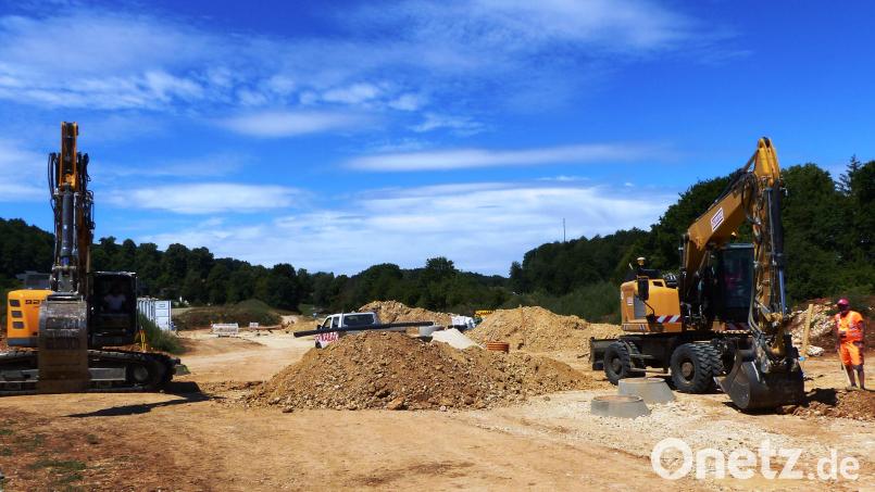 Die schweren Bagger graben und meißeln sich derzeit durch gewachsenen Dolomitfels in der Mitte des Baugebiets Kastl-Süd II. Das verzögert die Arbeiten zur Verlegung von Leitungen. Bild: jp
