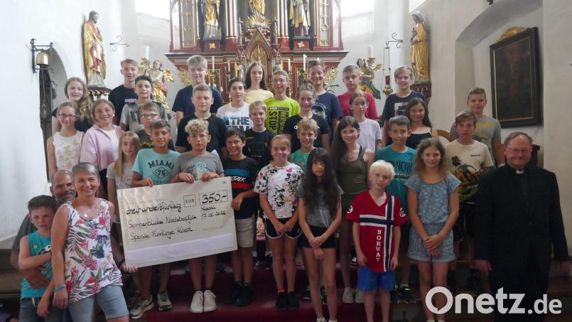 Die Firmlinge der Gemeinde Kastl dachten anlässlich ihres Festes auch an andere Kinder. Unter dem Motto „Kinder helfen Kinder“ überreichten sie eine Spende in Höhe von 350 Euro an Familie Hautmann und ihren Sohn. Bild: rpp