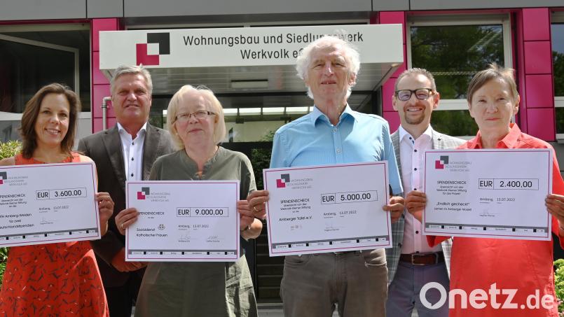 Spendenschecks erhielten (von links): Kathrin Morgenstern, Leiterin des Studiens- und Career-Service der OTH, SkF-Vorsitzende Marianne Gutwein, Tafel-Vorsitzender Bernhard Saurenbach sowie Vorsitzende der Werkvolk-Kierner-Stiftung Dagmar Kierner. Dahinter die Vorstände des Werkvolks: Wolfgang Erb (Zweiter von rechts) und Steffen Schulze (Zweiter von links). Bild: gf