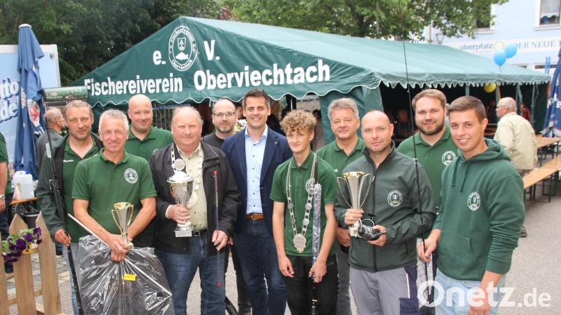 Den Titel des Fischerkönigs holte sich in diesem Jahr Josef Schmid (Vierter von links). Jugendkönig 2022 wurde Tim Pilarczek. Mit auf dem Bild auch die Bestplatzieren beim Gemeinschaftsfischen und Bürgermeister Rudolf Teplitzky (Bildmitte). Bild: Fröhlich/exb