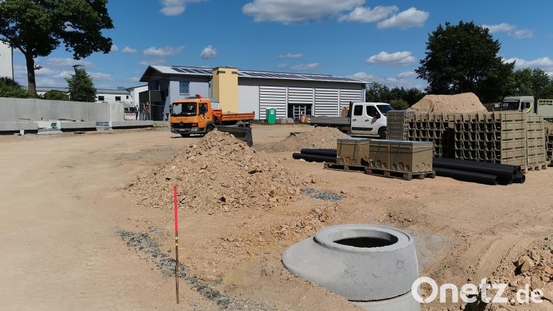 Das Jahnstadion an der Doktor-Eisenbarth-Schule gleicht wenige Monate vor dem Abschluss der Generalsanierung einer Großbaustelle. Bis Dezember muss alles fertig sein, auch die 400-Meter-Laufbahn (links). Bild: Portner